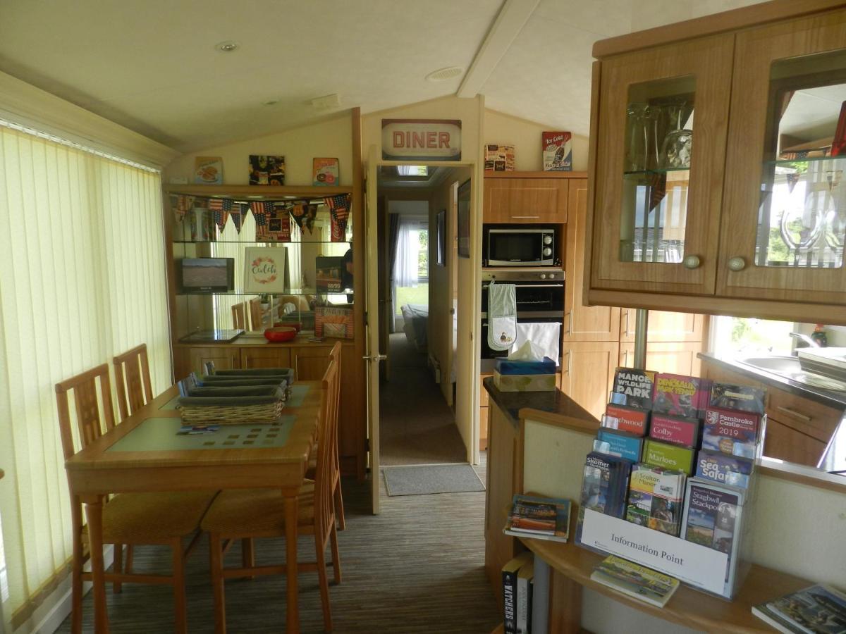 Cwtch Caravans Little Haven Экстерьер фото